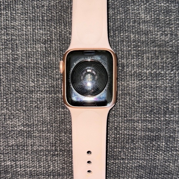 Apple Smartwatch Series SE 40mm Silver Cream Minimalist Design - Picture 5 of 6